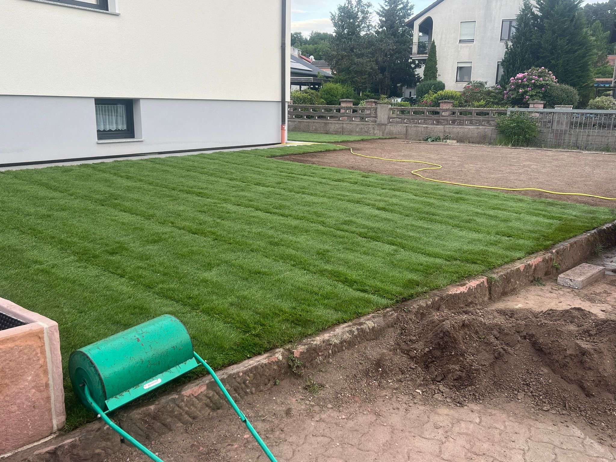 Frisch verlegter Rollrasen am Wohnhaus