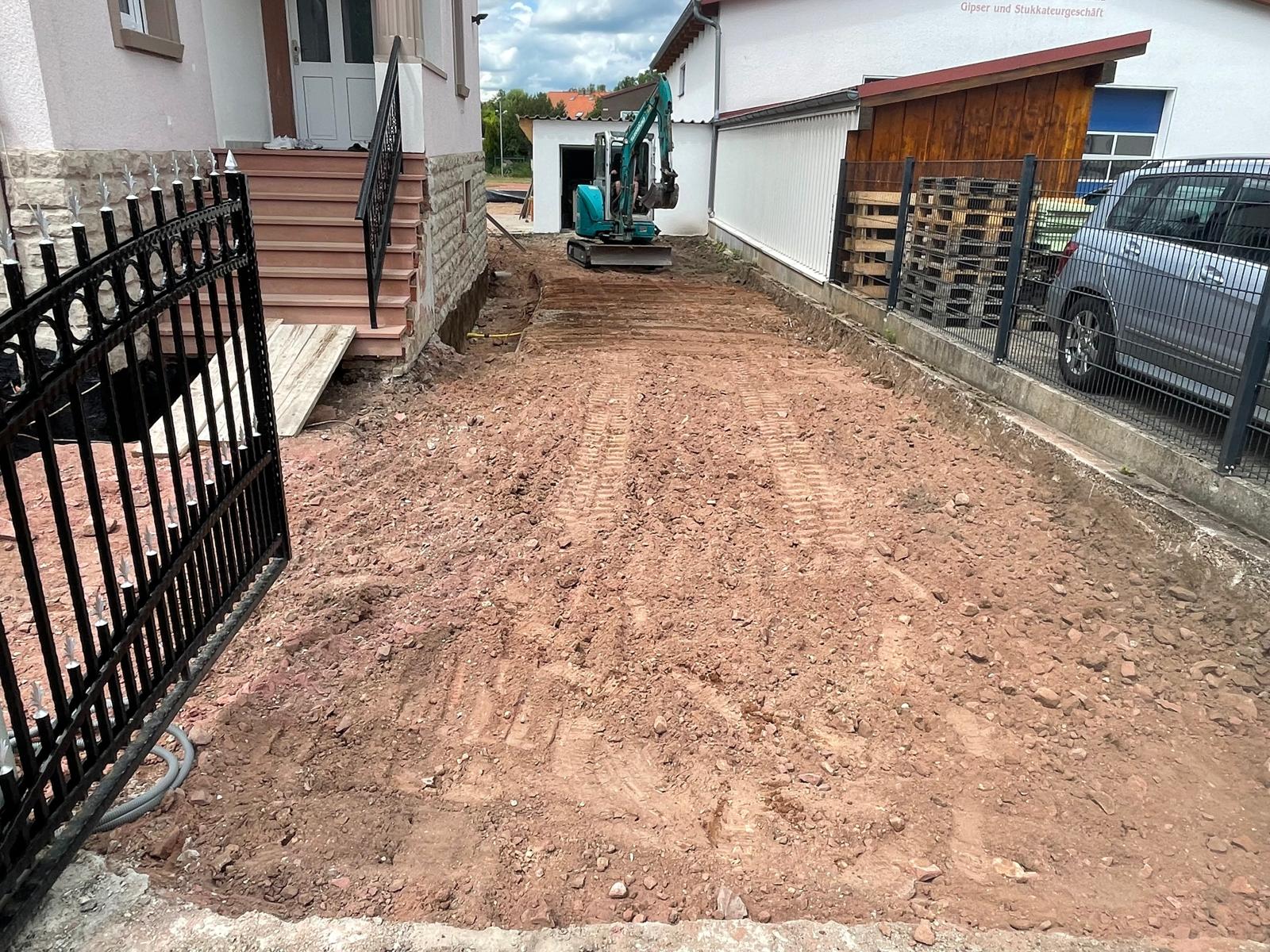Gartenbauarbeiten mit Maschine in einer Einfahrt