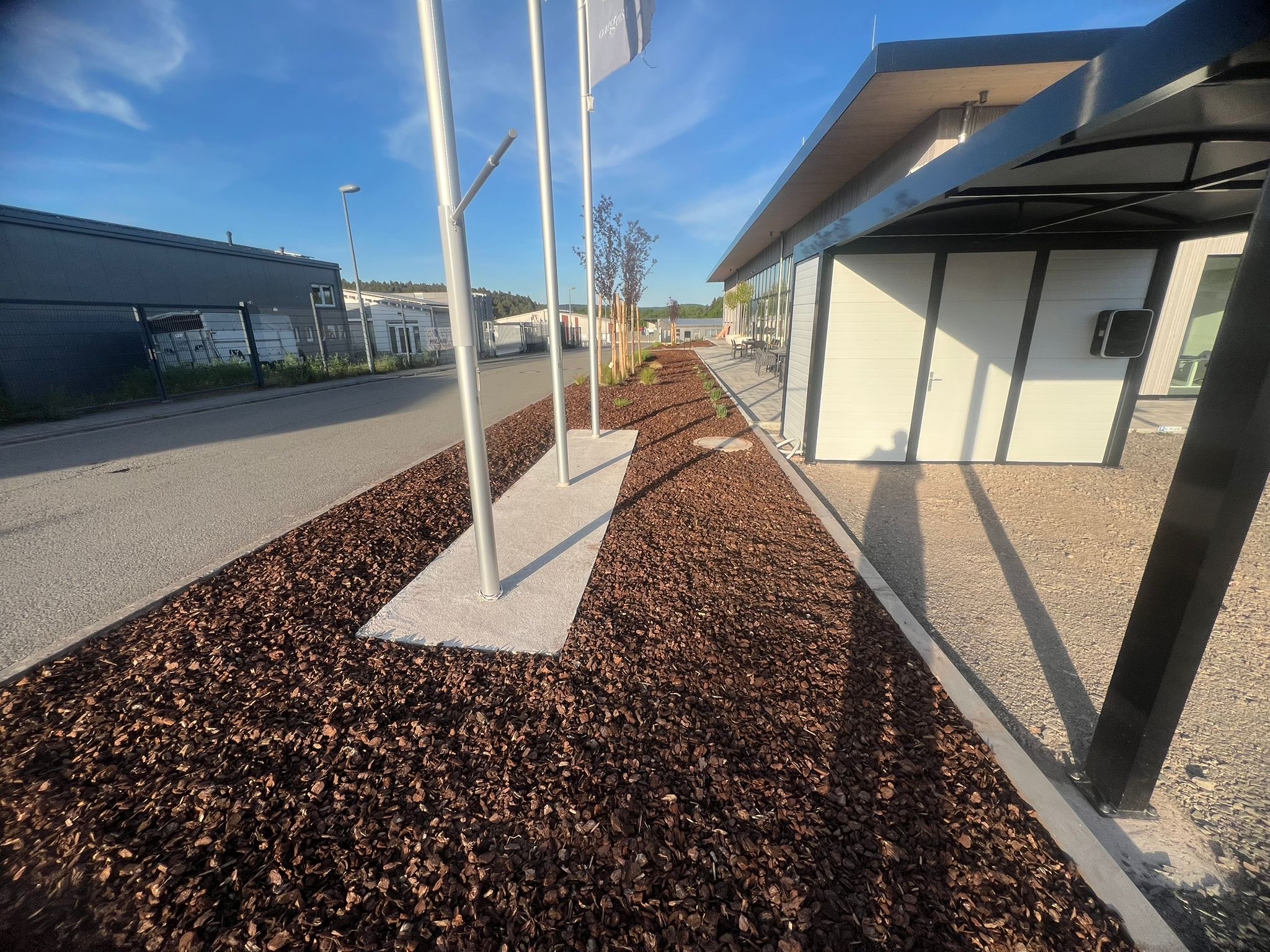 Moderne Gewerbefläche mit Zierkies und Bepflanzung