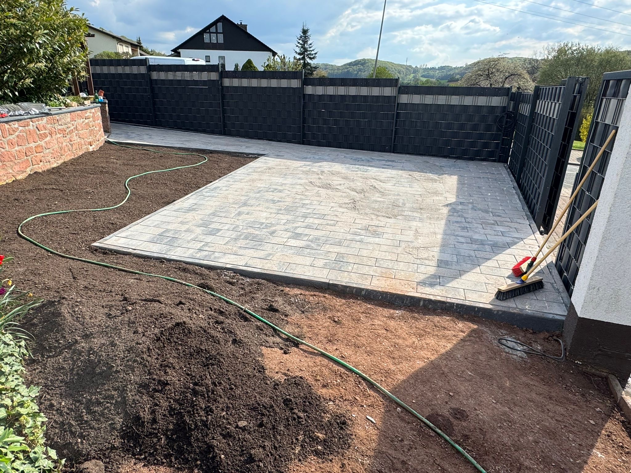 Terrassenbau mit hellen Platten