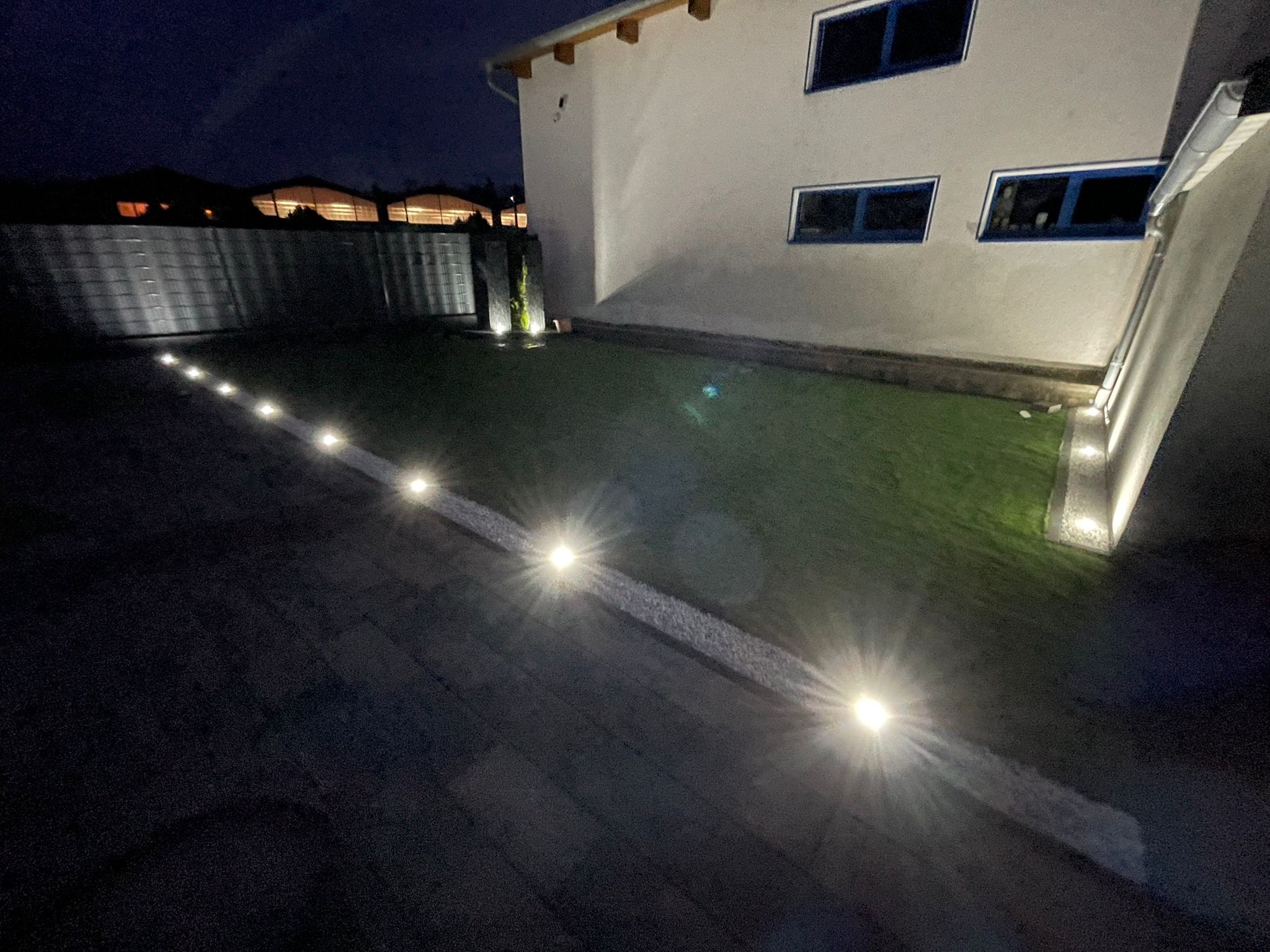 Beleuchtete Außenanlage bei Nacht